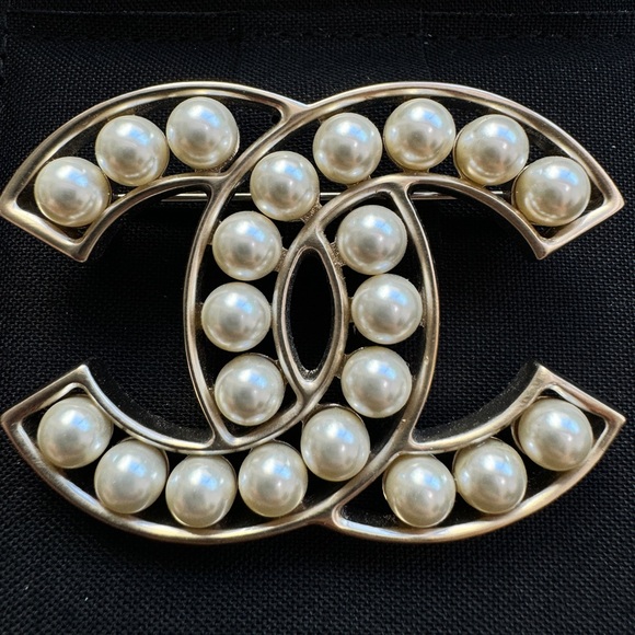 CHANEL 17V CLASSIC GOLD TONE LARGE BIG CC LOGO PEARL PEARLS BROOCH PIN - Picture 1 of 9